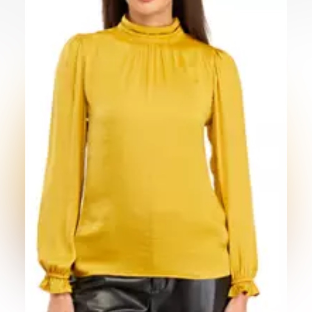 Keyhole w button closure
Mock neck
Long sleeve w gathered shoulders
Polyester
